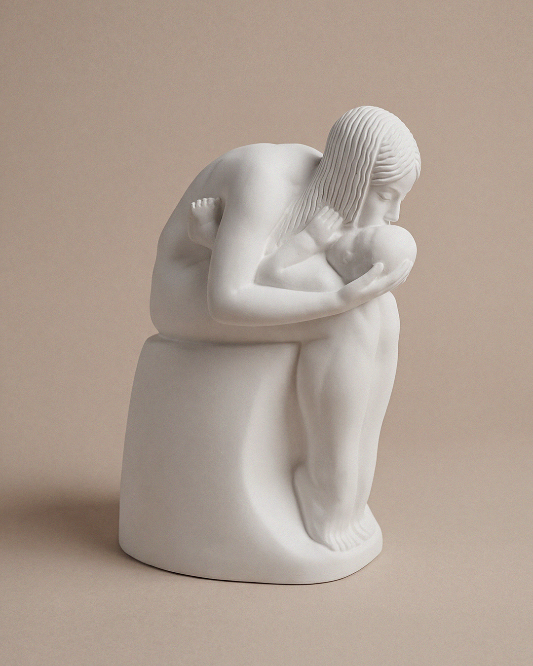 En tidlös skulptur i gips, 22 cm, av Anna Petrus föreställande Mor och barn från 1918, där enkla och kraftfulla former uttrycker den nära och universella relationen mellan mor och barn.

Ger din inredning ett personligare uttryck. 

Vit färg.