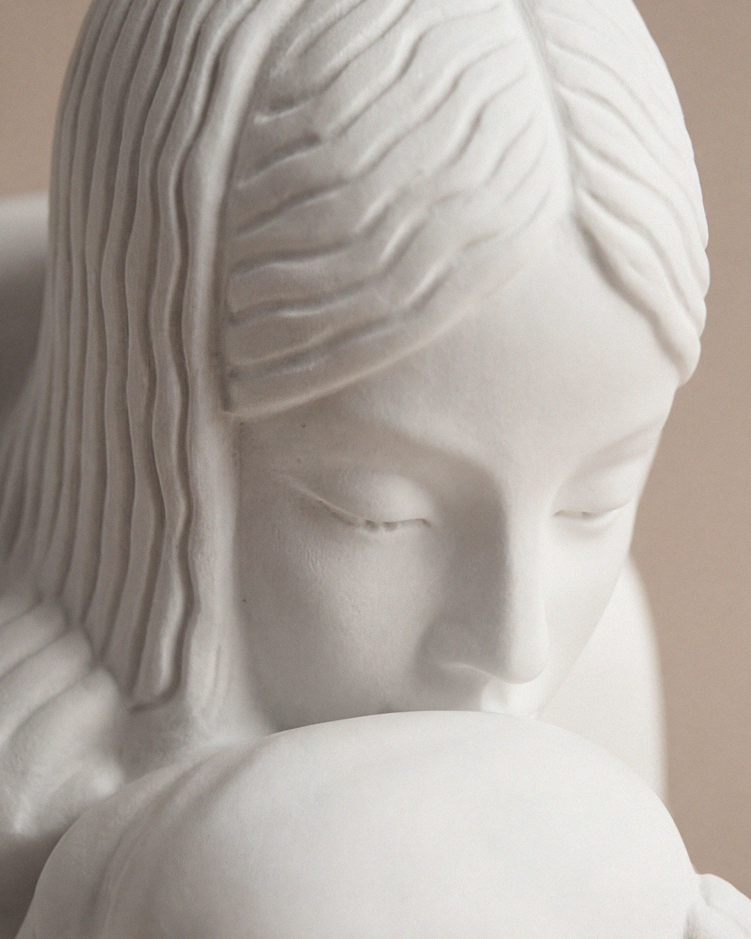 Närbild på skulpturen Mor och Barn. En tidlös skulptur i gips, 22 cm, av Anna Petrus föreställande Mor och barn från 1918, där enkla och kraftfulla former uttrycker den nära och universella relationen mellan mor och barn.

Ger din inredning ett personligare uttryck. 

Vit färg.