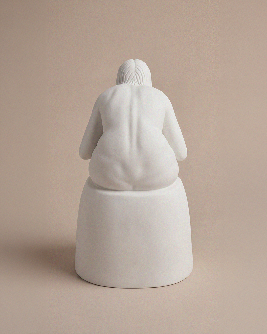 En tidlös skulptur i gips, 22 cm, av Anna Petrus föreställande Mor och barn från 1918, där enkla och kraftfulla former uttrycker den nära och universella relationen mellan mor och barn.

Ger din inredning ett personligare uttryck. 

Vit färg.