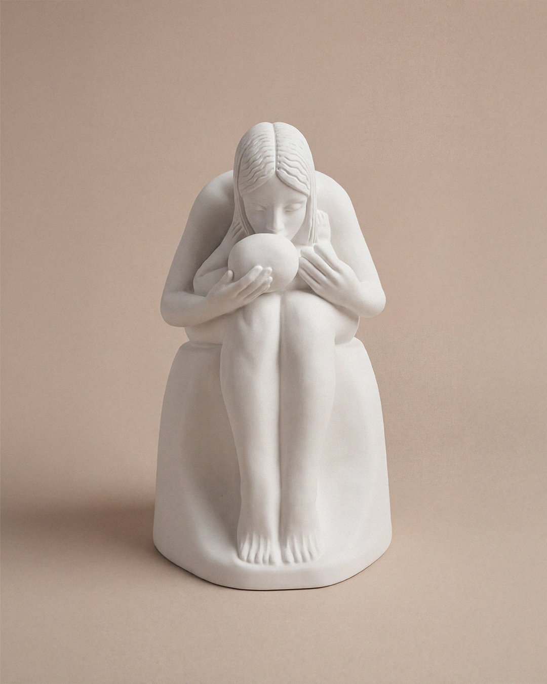 En tidlös skulptur i gips, 22 cm, av Anna Petrus föreställande Mor och barn från 1918, där enkla och kraftfulla former uttrycker den nära och universella relationen mellan mor och barn.

Ger din inredning ett personligare uttryck. 

Vit färg.